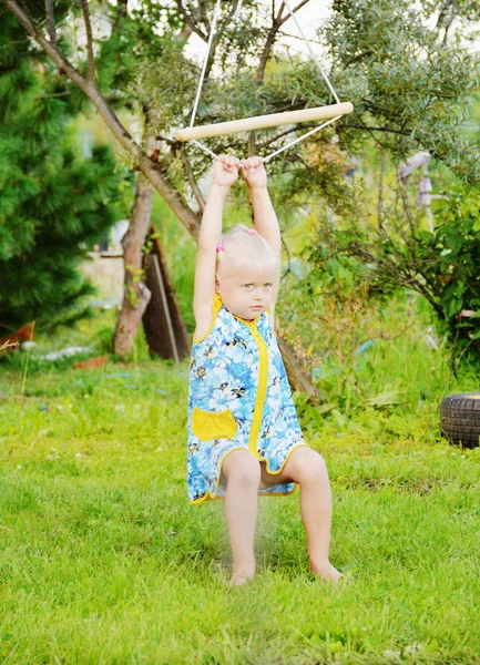 Meisje op een schommel plezier — Stockfoto