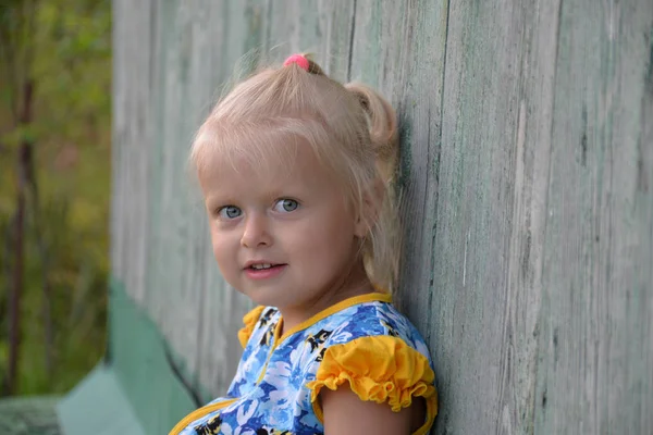 Outdoor Portret van schattige Kaukasische blond meisje — Stockfoto