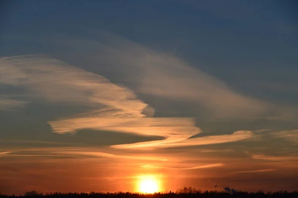 Прекрасне зображення приголомшливого заходу сонця з хмарами — стокове фото