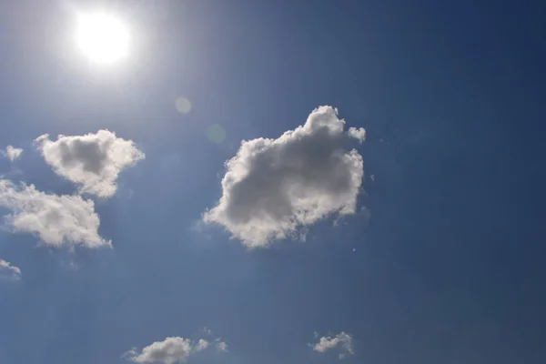 Błękitne niebo i chmura z jasnym słońcem — Zdjęcie stockowe