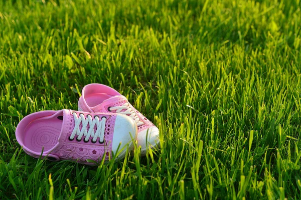 Bunte Kinder Sandalen auf Spielplatz Gras Foto — Stockfoto