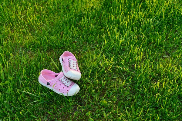 Sandalias coloridas de los niños en la foto del césped del patio —  Fotos de Stock