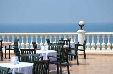 Restoranın açık teras ile masa üzerinde deniz