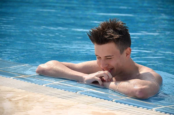 Retrato de homem bonito na piscina — Fotografia de Stock