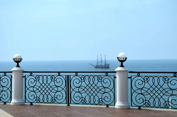 Schiff auf blauem Wasser von Böschung aus gesehen — Stockfoto