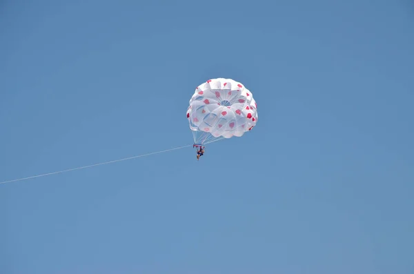 Parasailen in de blauwe hemel whith parachute Rechtenvrije Stockafbeeldingen
