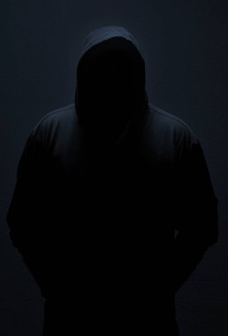 Kapüşonlu günlük spor kıyafetleriyle erkek silueti.