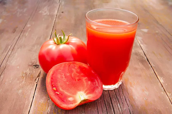 Tomatensaft Glas Und Tomaten Auf Einem Alten Holztisch Großaufnahme — Stockfoto