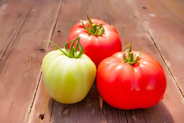 Ripe Green Tomatoes Close Old Wooden Table — Stock Photo, Image