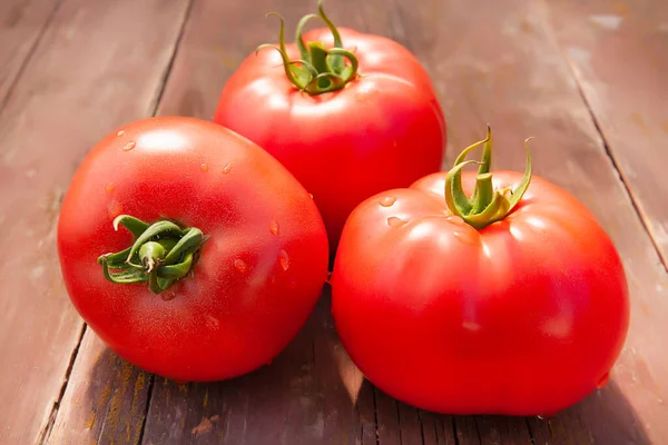 Rijpe Roze Tomaten Close Een Oude Houten Tafel — Stockfoto