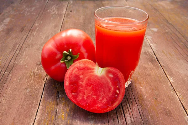 Frische Tomaten Und Ein Glas Tomatensaft Großaufnahme Auf Einem Holztisch — Stockfoto