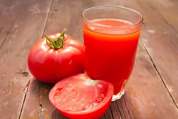 Succo Pomodoro Bicchiere Pomodori Vecchio Tavolo Legno Primo Piano — Foto Stock