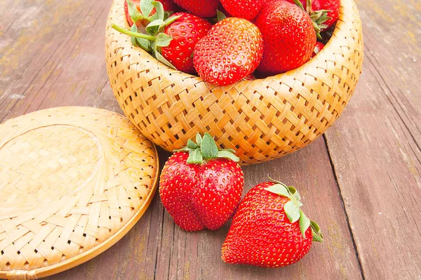 Ripe Beautiful Strawberries Close Wicker Basket Table — Stock Photo, Image