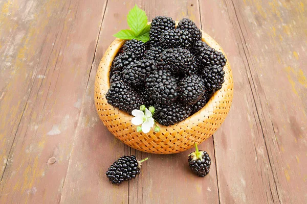 Große Reife Brombeeren Einem Weidenkorb Auf Einem Alten Holztisch Stockbild