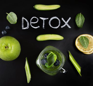 Sağlıklı yeşil smoothie, detoks diyeti, Vejetaryen gıda kavramı  