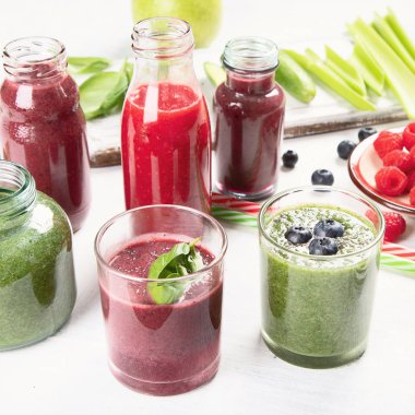 Taze sebze ve meyve smoothies cam şişeler, sağlıklı beslenme ve detoks kavramı
