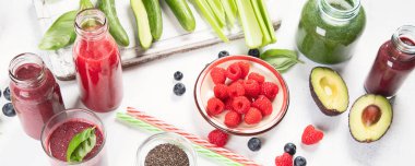 Taze sebze ve meyve smoothies cam şişeler, sağlıklı beslenme ve detoks kavramı