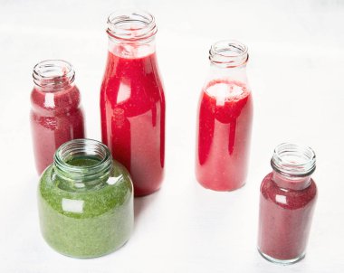 Taze sebze ve meyve smoothies cam şişeler, sağlıklı beslenme ve detoks kavramı
