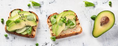 Avokado tost ve sağlıklı vejetaryen diyet kavramı