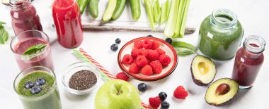 Taze sebze ve meyve smoothies cam şişeler, sağlıklı beslenme ve detoks kavramı