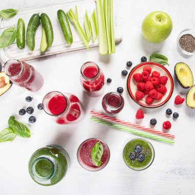 Taze sebze ve meyve smoothies cam şişeler, sağlıklı beslenme ve detoks kavramı