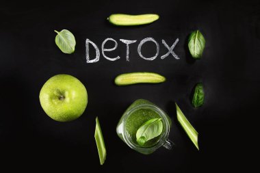 Sağlıklı yeşil smoothie, detoks diyeti, Vejetaryen gıda kavramı  