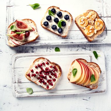 Kahvaltı için sağlıklı yaz tost üstten görünüm