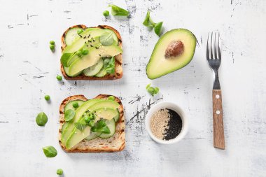 Avokado tost ve sağlıklı vejetaryen diyet kavramı