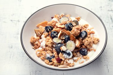 Kase Yoğurt ve sağlıklı kahvaltı için taze yaban mersini ile granola