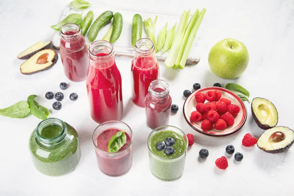 Batidos Frutas Verduras Frescas Botellas Vidrio Dieta Saludable Concepto Desintoxicación — Foto de Stock