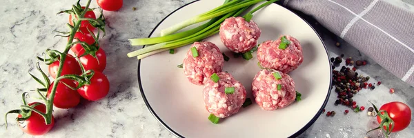 生の肉ボール 調理や食事のコンセプト — ストック写真