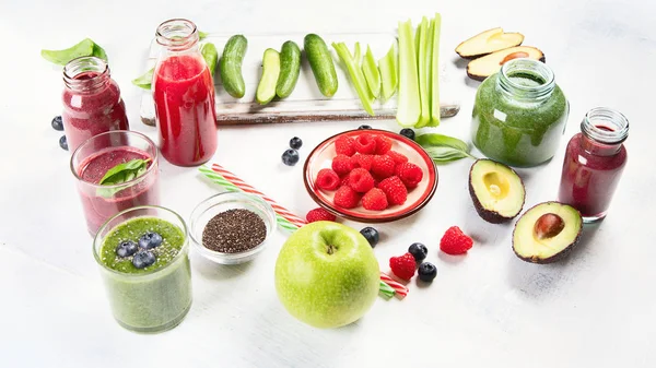 Verse Groenten Fruit Smoothies Glazen Flessen Gezonde Voeding Detox Concept — Stockfoto