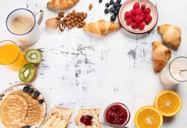 sağlıklı lezzetli kahvaltı üstten görünüm