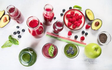 Taze sebze ve meyve smoothies cam şişeler, sağlıklı beslenme ve detoks kavramı