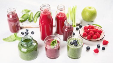 Taze sebze ve meyve smoothies cam şişeler, sağlıklı beslenme ve detoks kavramı