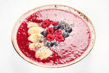 Berry güler yüzlü kase sağlıklı kahvaltı için