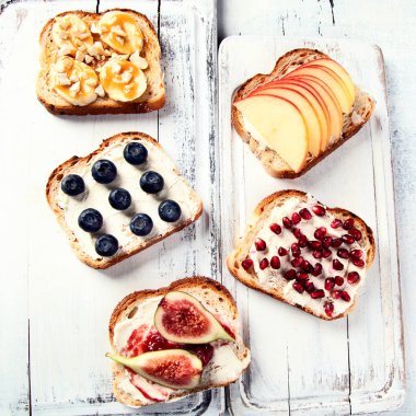 Kahvaltı için sağlıklı yaz tost üstten görünüm