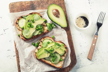 Avokado tost ve sağlıklı vejetaryen diyet kavramı