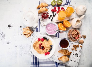 sağlıklı lezzetli kahvaltı üstten görünüm