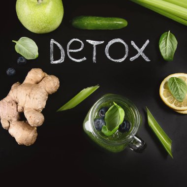 Sağlıklı yeşil smoothie, detoks diyeti, Vejetaryen gıda kavramı  