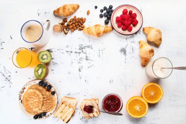 sağlıklı lezzetli kahvaltı üstten görünüm