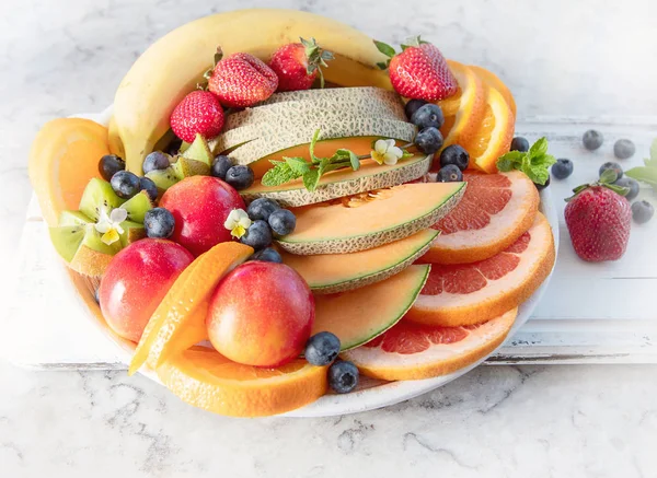 Placa Frutas Frescas Mezcladas Concepto Comida Saludable — Foto de Stock