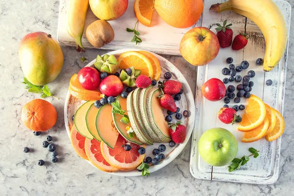 Prato Frutas Frescas Misturadas Conceito Comida Saudável — Fotografia de Stock