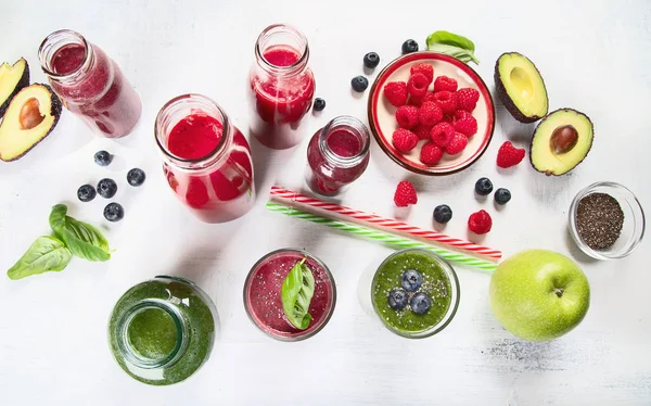 Färsk Frukt Och Grönsaker Smoothies Glasflaskor Hälsosam Kost Och Detox — Stockfoto