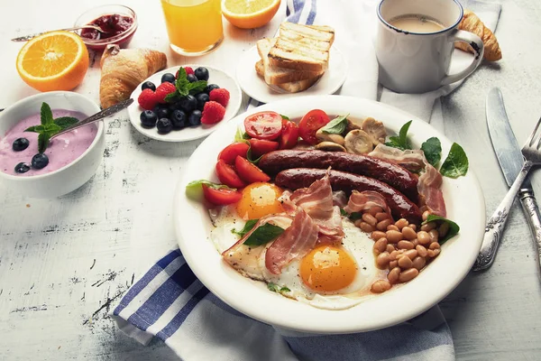 Sahanda Yumurta Sosis Fasulye Mantar Pastırma Tam Geleneksel Ngiliz Kahvaltısı — Stok fotoğraf