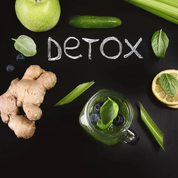 Sağlıklı yeşil smoothie, detoks diyeti, Vejetaryen gıda kavramı  