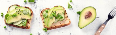 Avokado tost. Sağlıklı vejetaryen ve diyet kavramı. Üstten görünüm