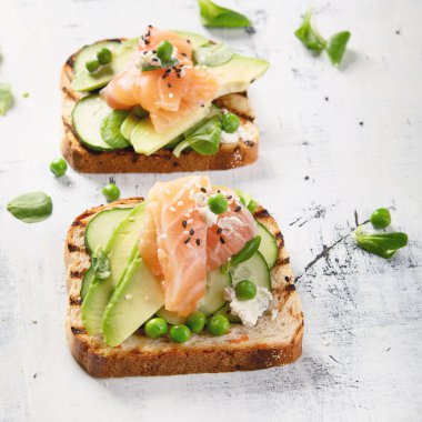 Tost avokado, salatalık ve somon. Sağlıklı beslenme