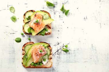 Tost avokado, salatalık ve somon. Sağlıklı beslenme