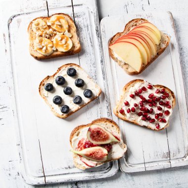 Kahvaltı için sağlıklı yaz tost. Üstten görünüm